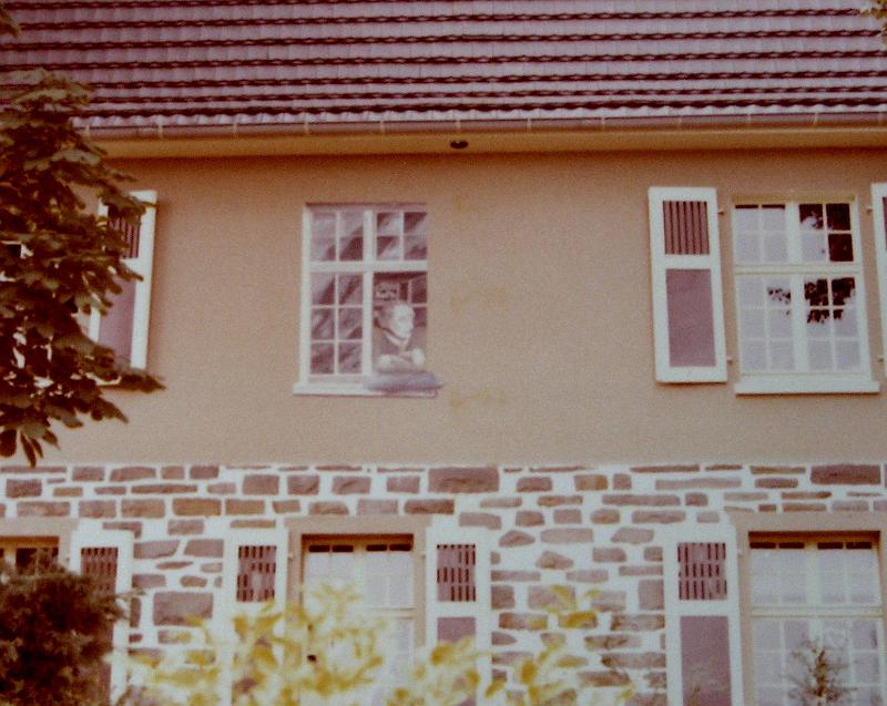 Fenstermann (gesamt) 1977, Acryl-Putz, ca 1x2m.jpg